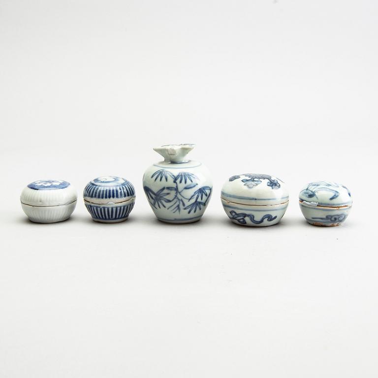 A blue and white pomme granate shaped jar and 4 miniature boxes with covers, Ming dynasty (1368-1644).