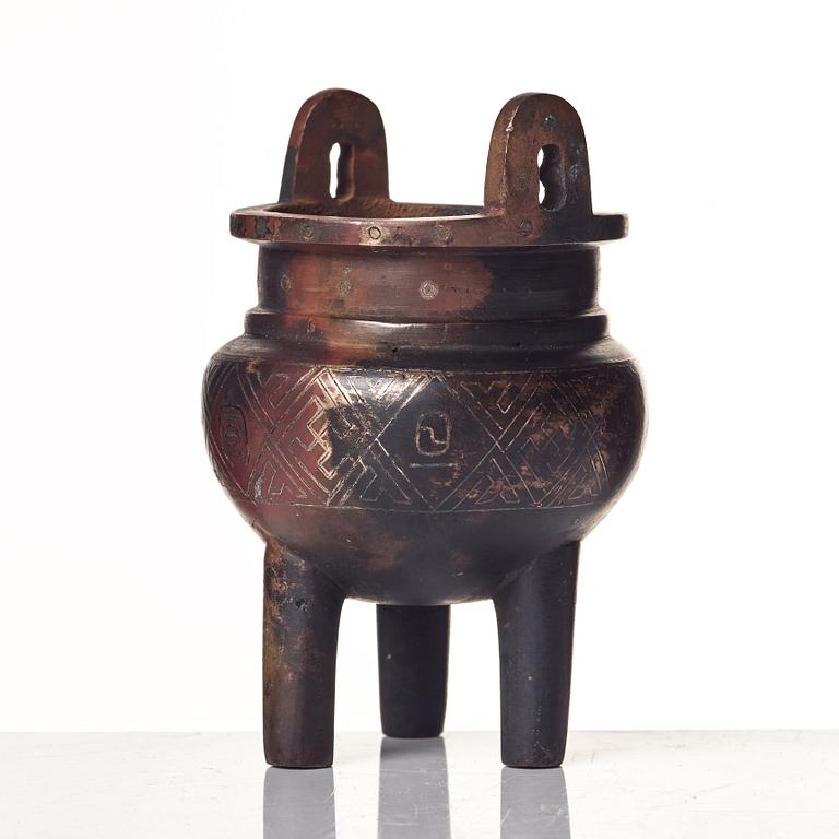 A tripod bronze censer, Qing dynasty (1664-1912).