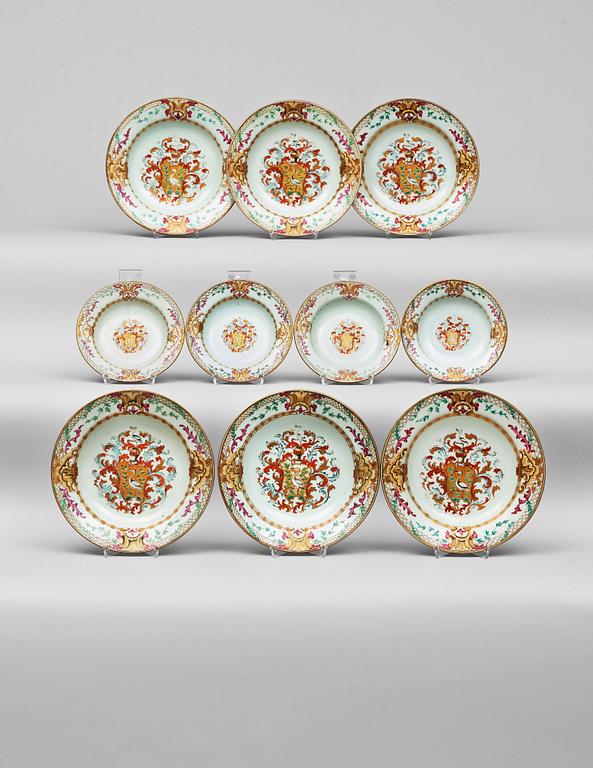 SERVISDELAR, 10 stycken, vapenporslin. Qingdynastin, Qianlong (1736-95).
