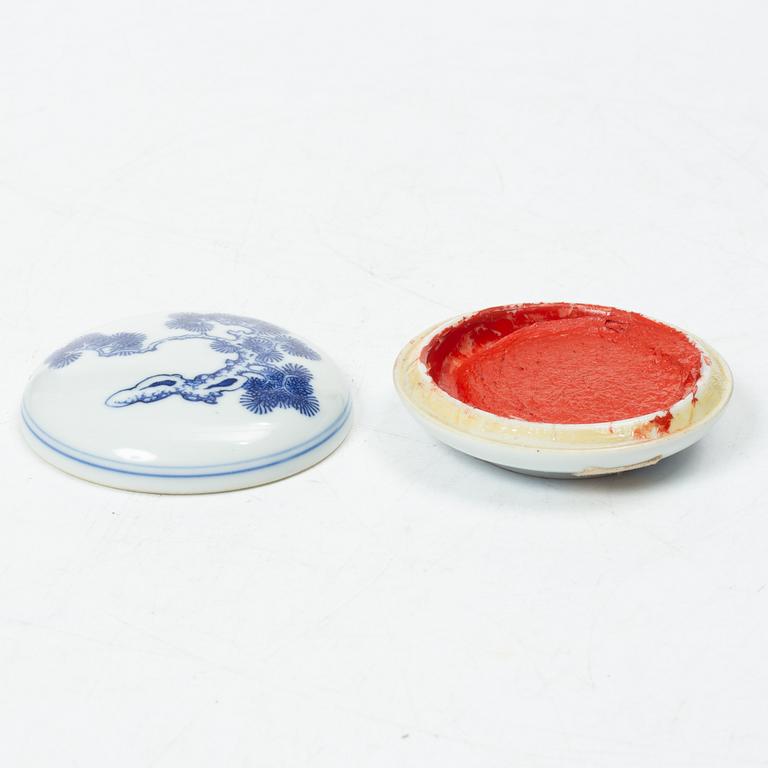 Penselställ med pensel samt ask med sigillvax, Kina, 1900-tal.