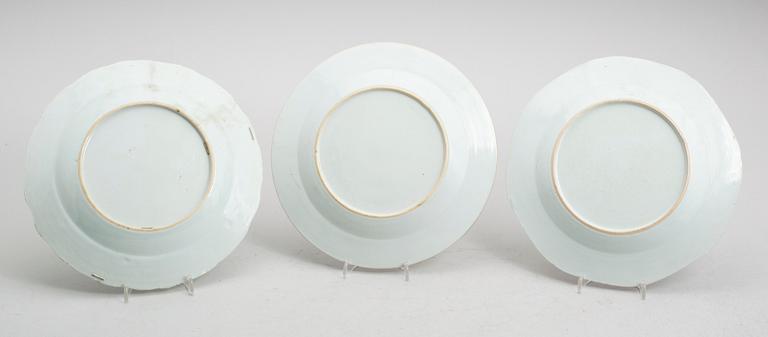 TALLRIKAR,  3 st snarlika, porslin, Kina, Qianlong 1736-1795.
