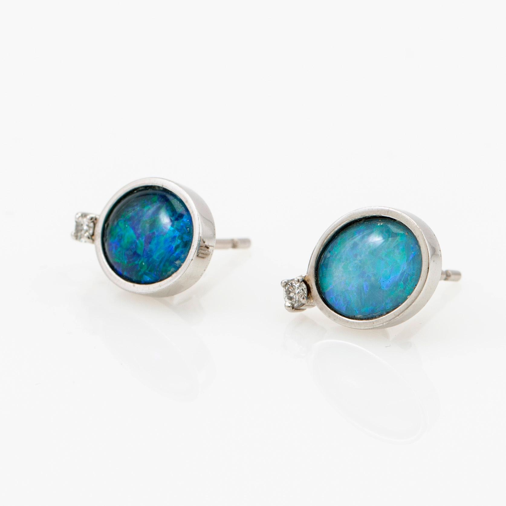 Örhängen, ett par, 18K vitguld med opaler och briljantslipade diamanter.