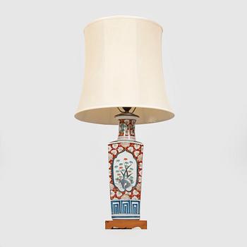 A chinese porcelain table lamp, 20th century.