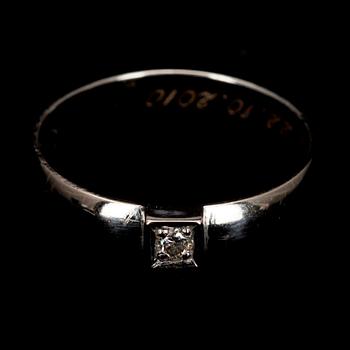 RING, vitguld 14K, briljantslipad diamant 0,05 ct. Vikt 3,0 g.