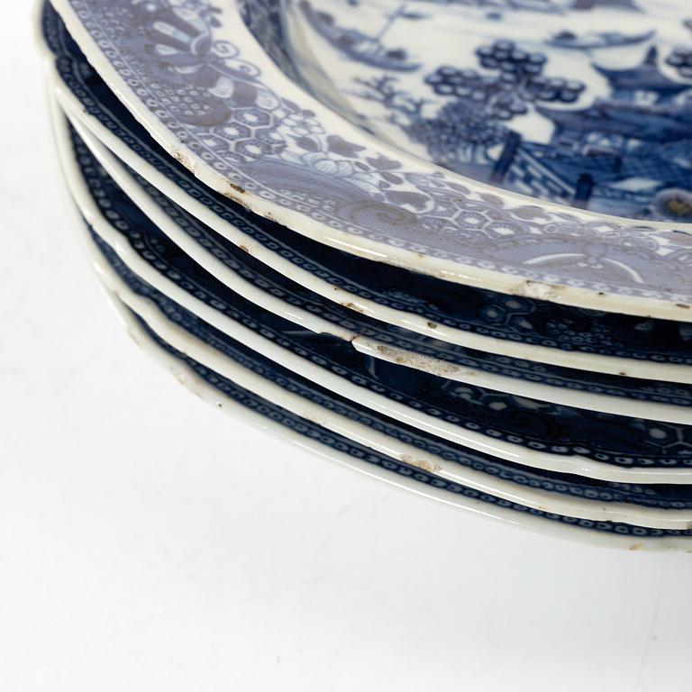 Service pieces 8 pcs, roasting dish 1 pc and 7 pcs plates, Qianlong (1736-95).