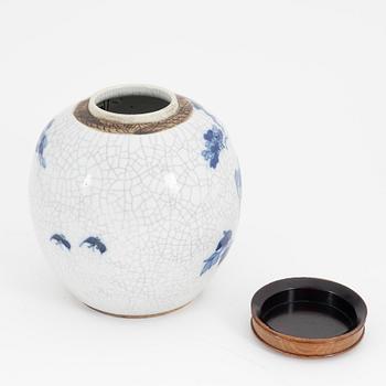 A Chinese blue and white ge-glazed jar with cover, first half of the 20th century.