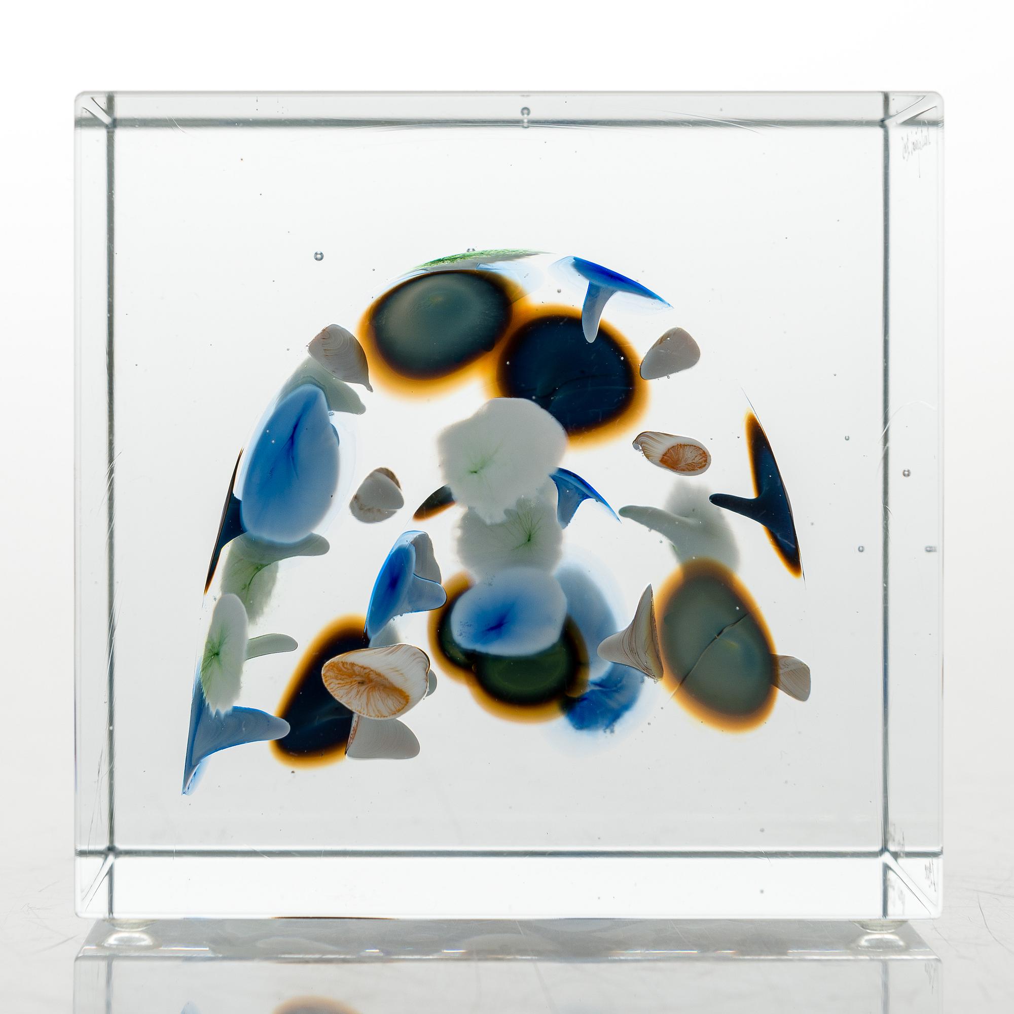OIVA TOIKKA, An annual glass cube, signed Oiva Toikka Nuutajärvi 2005 and numbered 374/2000.