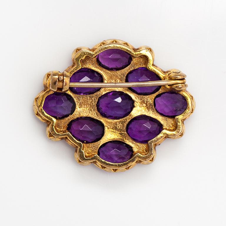 A 9K gold brooch with amethysts and cultured pearls. England.