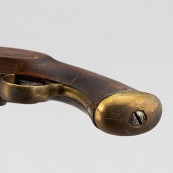 Slaglåspistol, svensk, m/1852 för postiljon, samt en dubbelpipig slaglåspistol.
