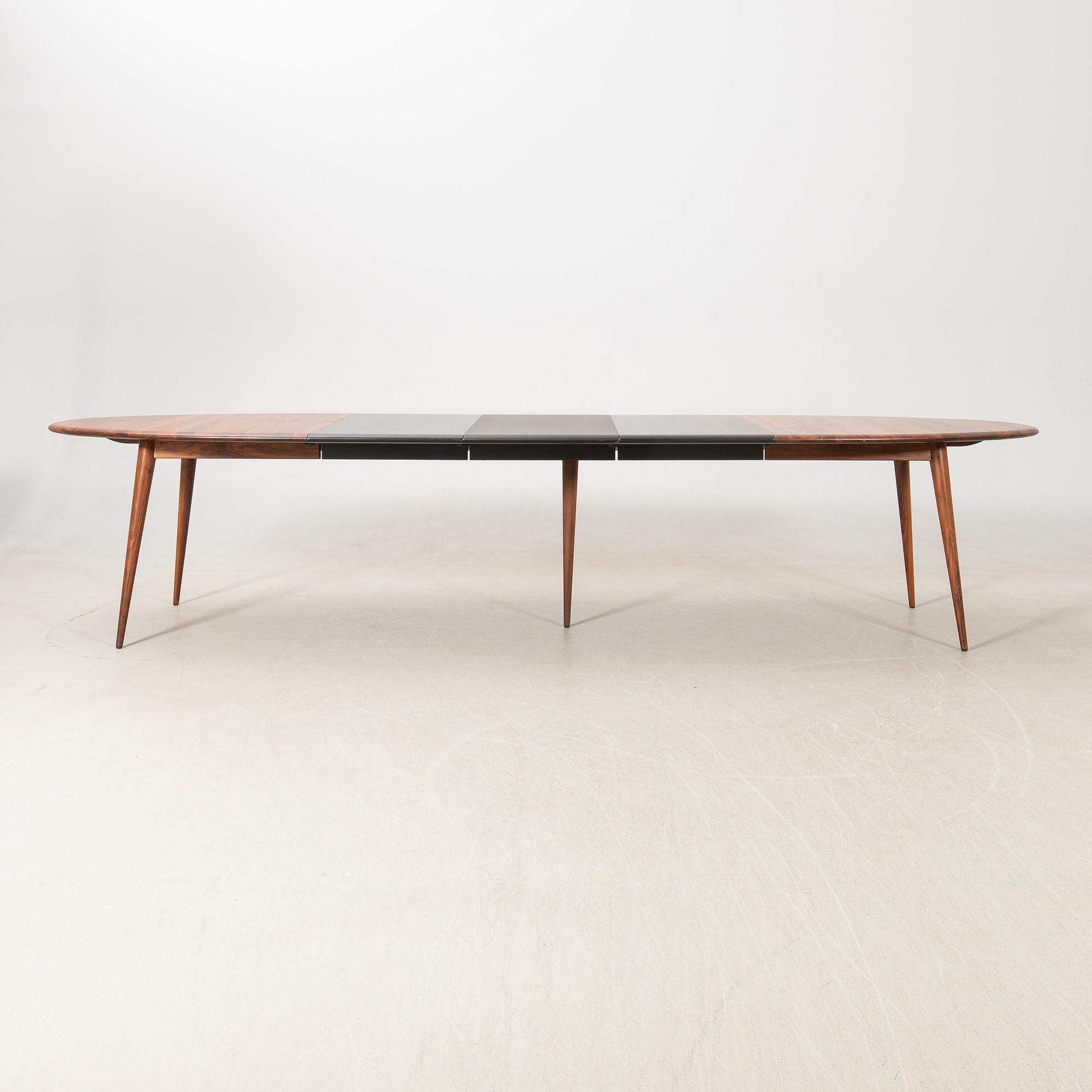 Nissen & Gehl, dining table, "Naver point" model 9942, period piece.