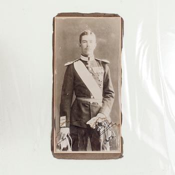 KUNGLIGA BILDER OCH FOTON, bla två egenhändigt signerade av Kung Gustaf V resp två av Kronprins Gustaf Adolf.