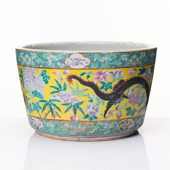 A large enamelled four clawed dragon flower pot, Qing dynasty, circa 1900.
