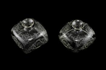 FLASKOR, 2 st snarlika, glas, omkring sekelskiftet 1900.
