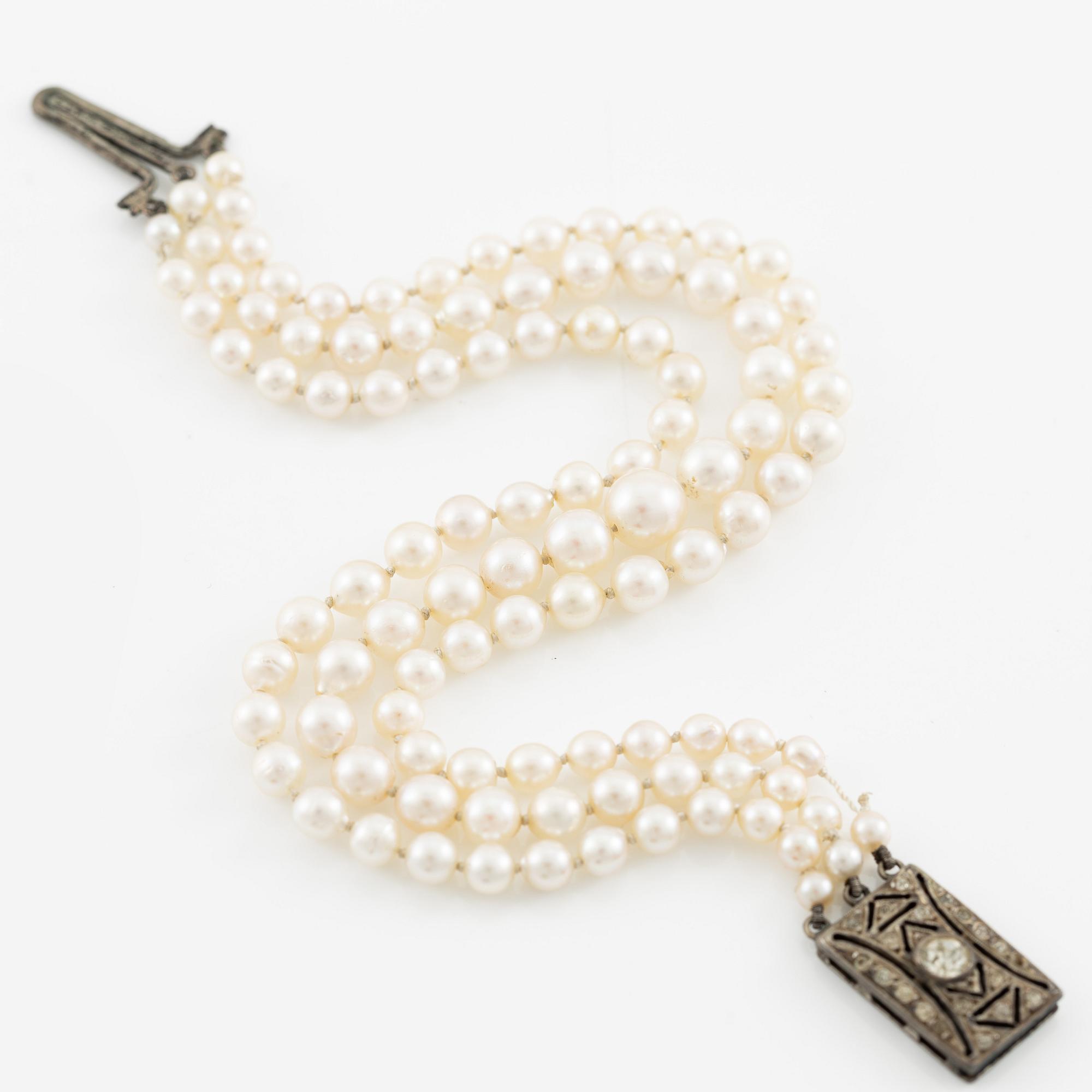 Armband tre rader odlade pärlor.