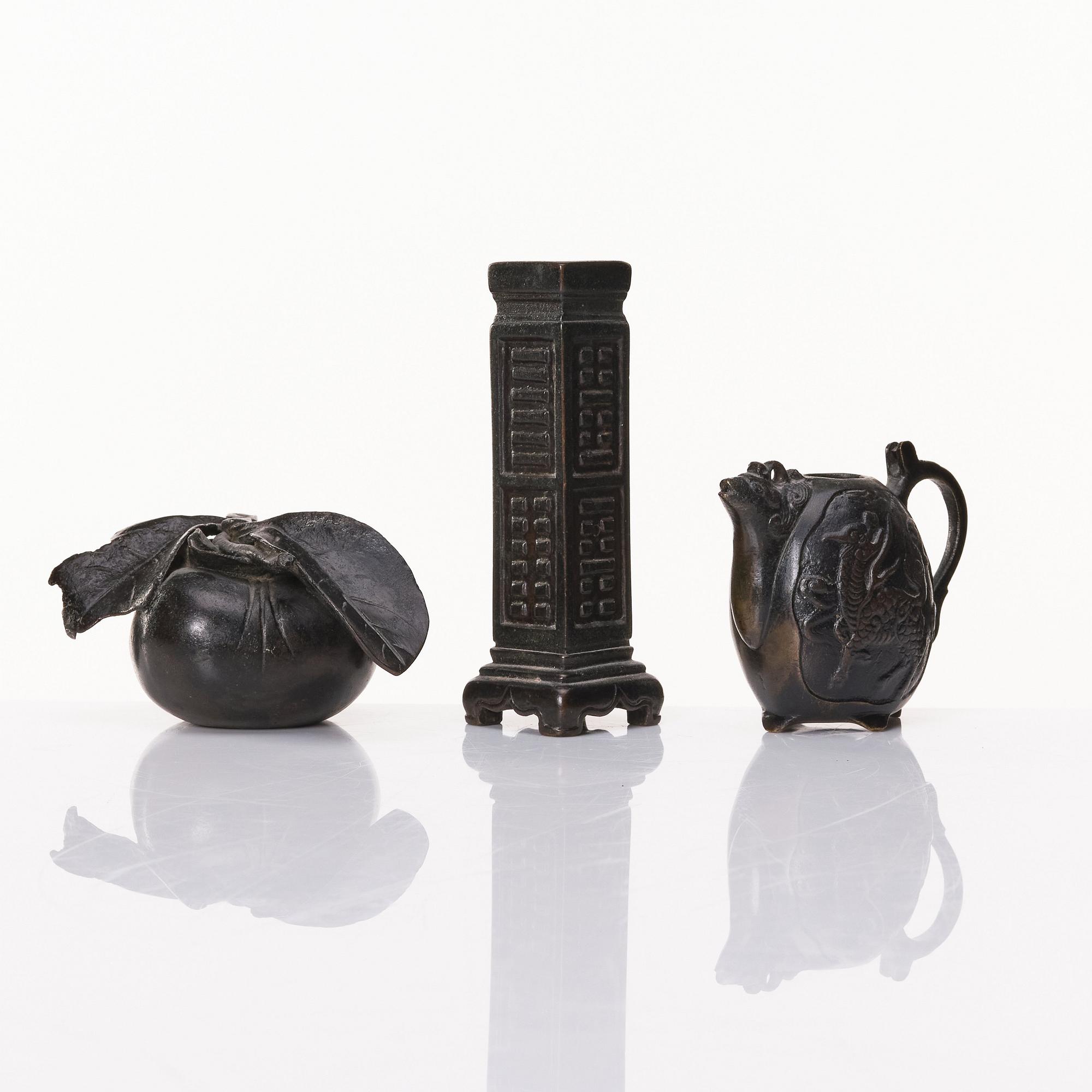 A bronze water dropper, ewer and vase, Ming/Qing dynasty.
