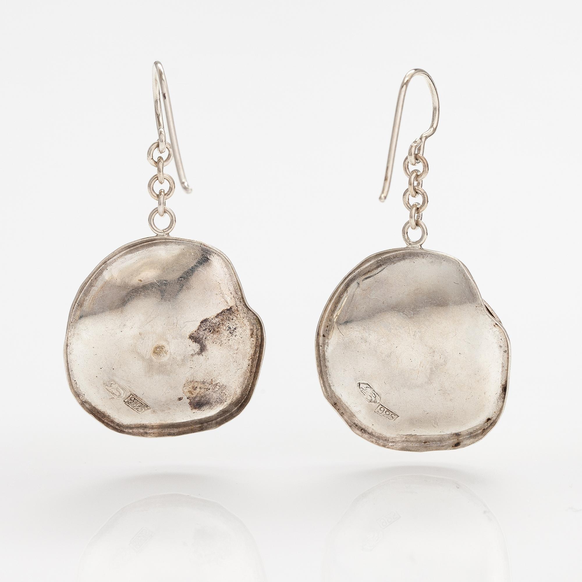 Liisa Vitali, Örhängen "Gardenia", sterlingsilver. Kultakeskus, Tavastehus.
