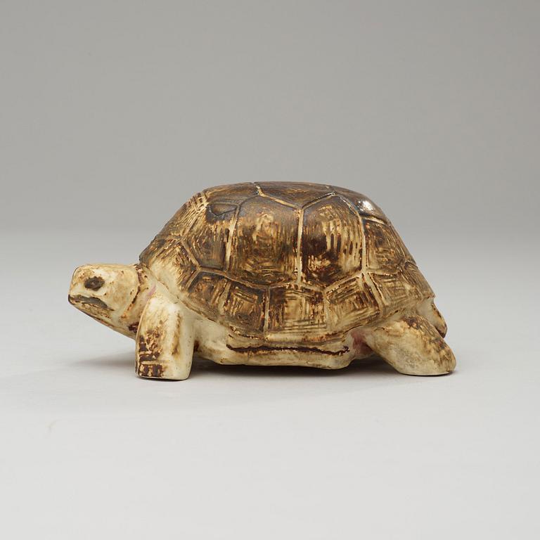 A Michael Schilkin stoneware sculpture of a turtle, Arabia, Finland.