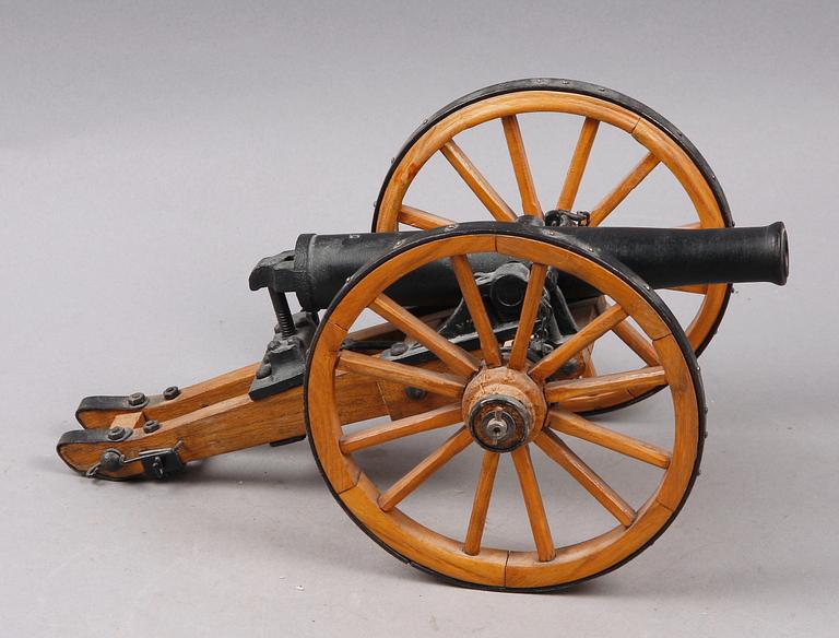 MODELLKANON, trä och metall, 1900-tal.