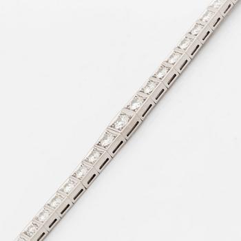 Armband 18K vitguld med runda briljantslipade diamanter totalvikt ca 7.00 ct.