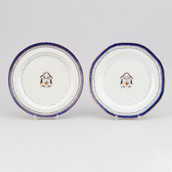 Tallrikar, åtta stycken (6+1+1), kompaniporslin. Qingdynastin, Jiaqing (1796-1820).