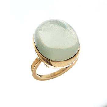 624. A Wiwen Nilsson 18k gold and cabochon cut moonstone ring, Lund 1960.