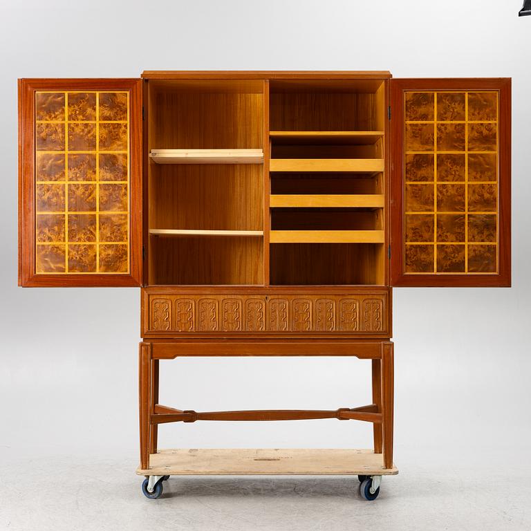 Skåp, Swedish Modern, sannolikt utfört av snickarmästare Hjalmar Jackson eller Hjalmar Wikström, Stockholm, 1940-tal.