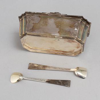 An Atelier Borgila silver salt cellar with two salt spoons, Stockholm 1946 and 1954 ( spoons).