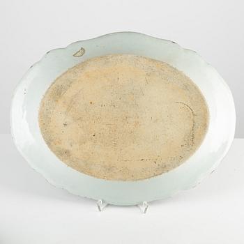 Stekfat, tre stycken med snarlik dekor, porslin, Kina, Qingdynastin, Qianlong (1736-95).