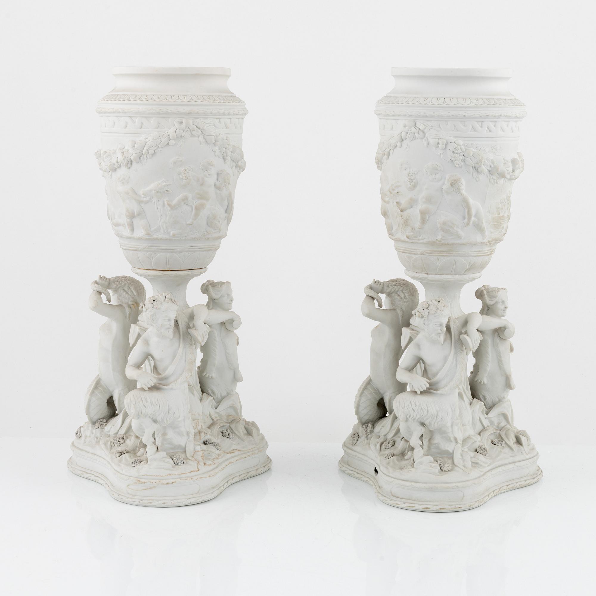 Urnor, ett par, parian, Oscar II:s ägarmärkning, 1800-talets mitt.