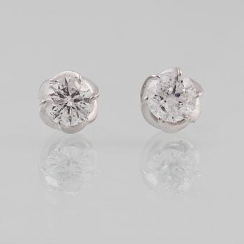 ÖRHÄNGEN, 18K vitguld med briljantslipade diamanter ca 1.12 ct. Vikt 2,3 gram.