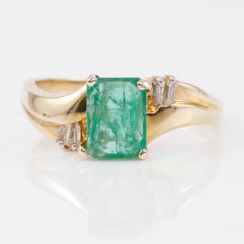 RING, 14K guld, diamanter tot ca 0.10 ct. och smaragd 1.00 ct.