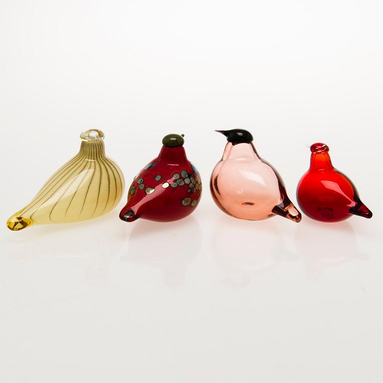 OIVA TOIKKA, a set of four glass birds signed O. Toikka Nuutajärvi.