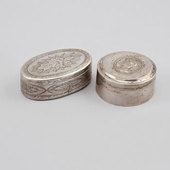 DOSOR, 2 st, silver, Sverige, 1784 respektive 1830, vikt 115 gram.