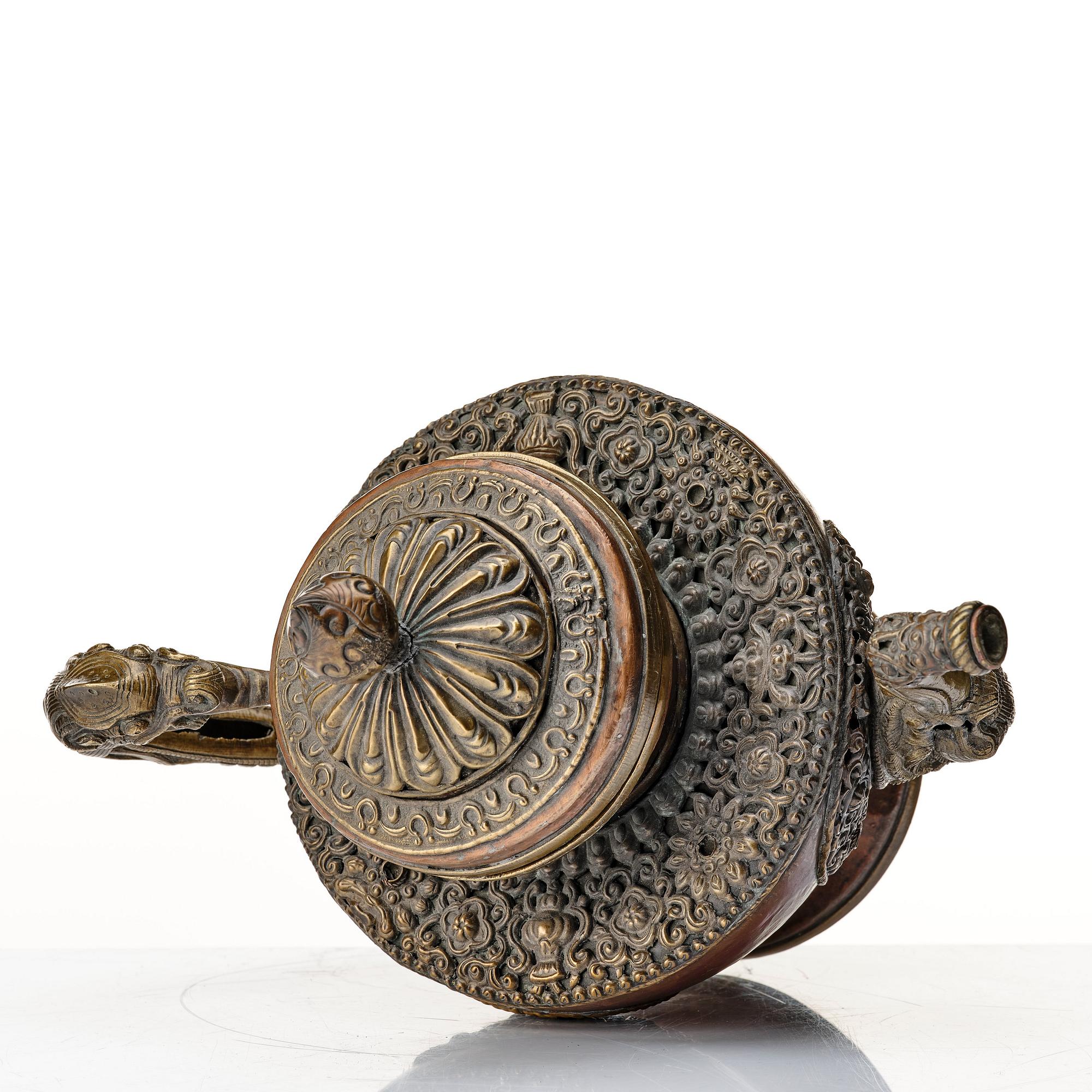 Kanna med lock, koppar och mässing. Tibet, 1800-tal.