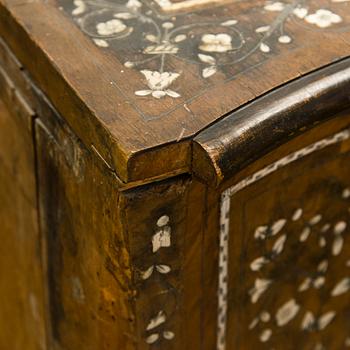 AN ITALIAN CHEST OF DRAWERS, Rococo, Italy, second half of 18th Century.