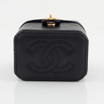 Chanel, a 'Vanity on Chain' bag, 2023.