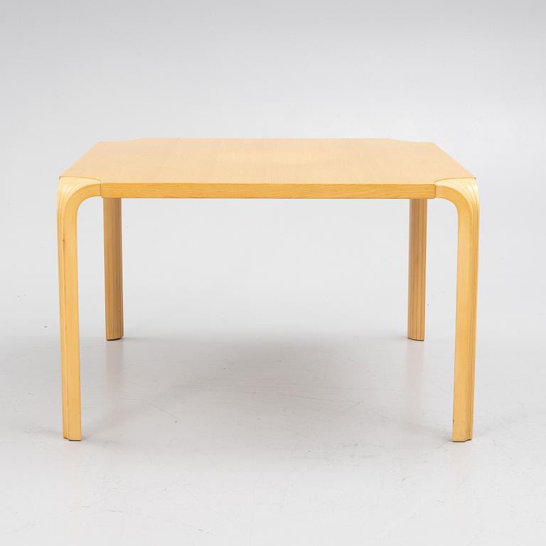 Alvar Aalto, soffbord, modell MX800B, Artek Finland.