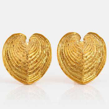 1062. A pair of Elisabeth Gage earrings in 18K gold.