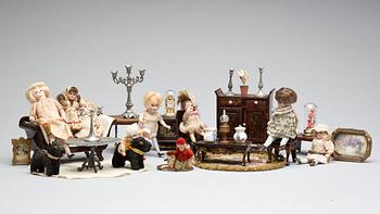 DOCKSKÅP med  MÖBLER samt DOCKOR, 1900-tal.