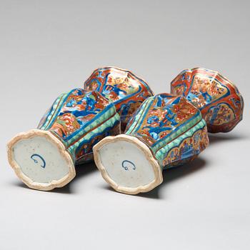 VASER, ett par, porslin. Qingdynastin, Kangxi (1662-1722).