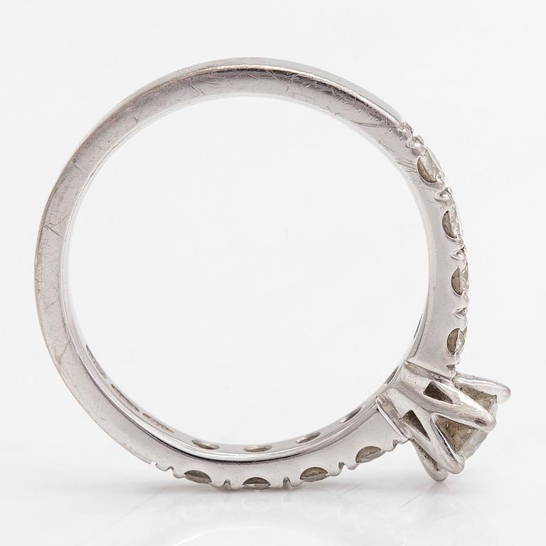 Ring, 18K vitguld med briljantslipade diamanter ca 0.57 ct tot. R.Nossenko, Helsingfors 2016. Med sertifikat.