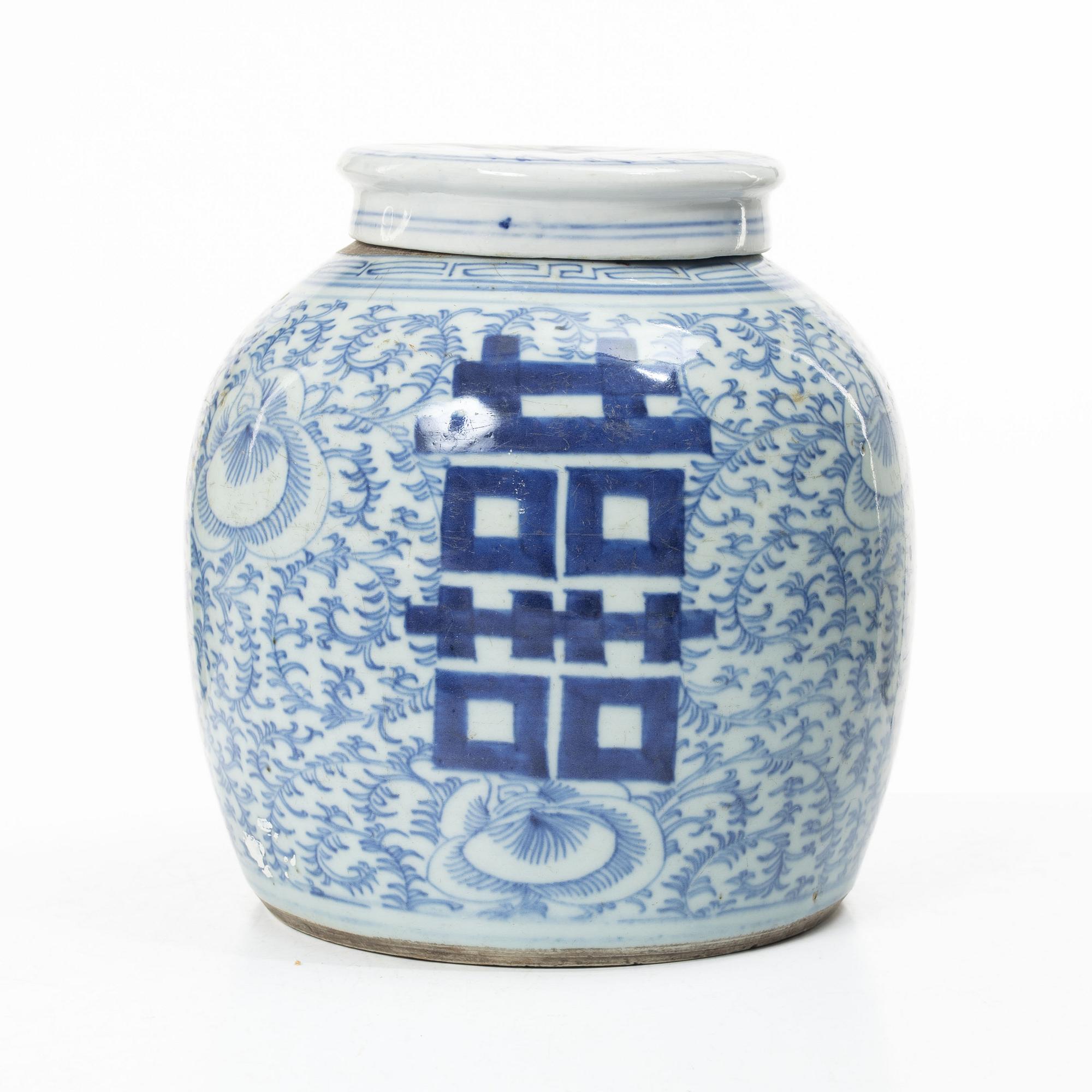A Chinese blue and white porcelain jar with cover, late Qing dynasty.