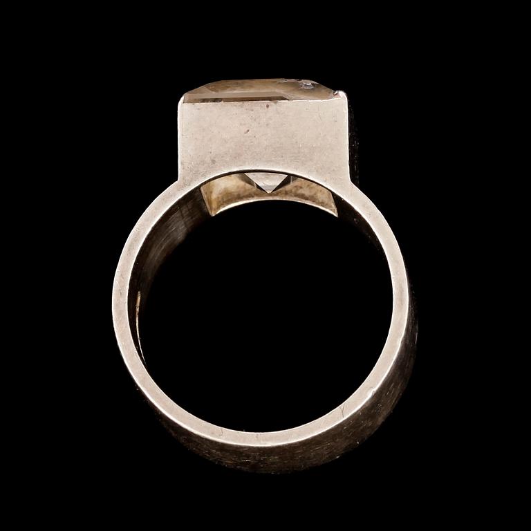 RING, silver, besatt med fasettslipad bergkristall Wiwen Nilsson, Lund. Vikt c:a 7,7 g.