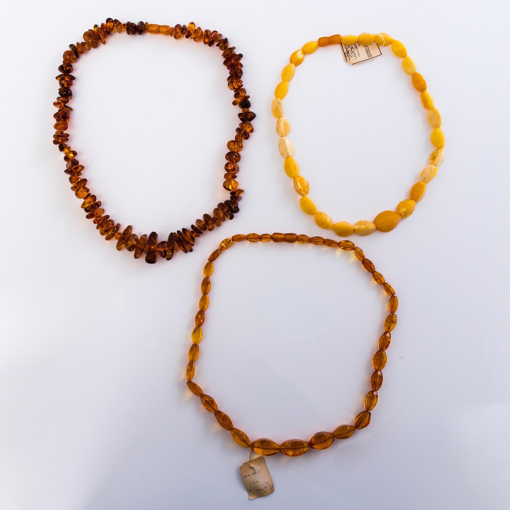 KAULAKORUJA, 3 kpl, ja RINTANEULOJA, 2 kpl, meripihkaa, Neuvostoliitto 1980-luku.