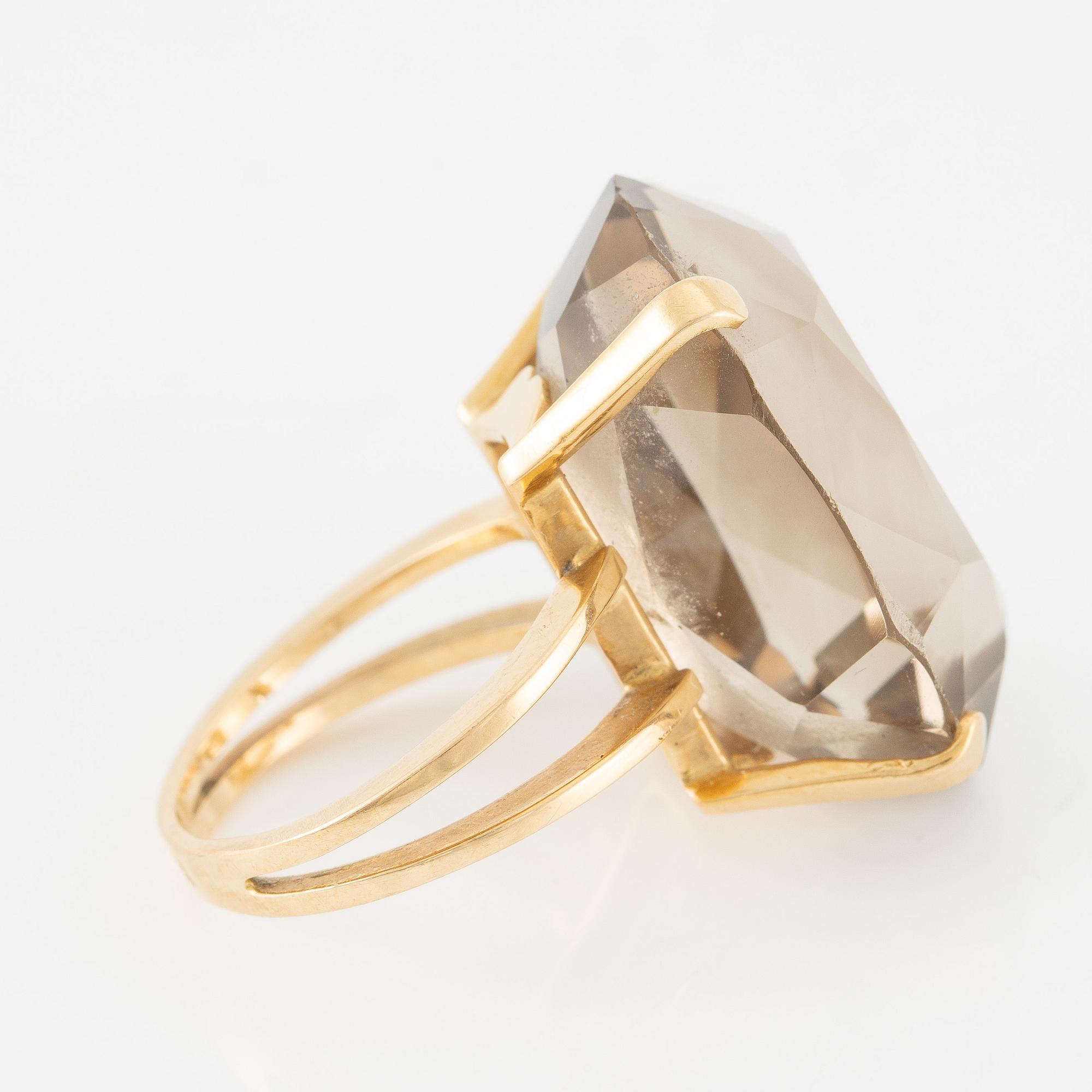 Ring, 18K guld med rökkvarts.