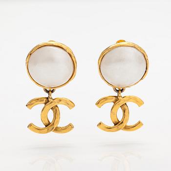 Chanel, Örhängen, guldfärgad metall och pärlimitation. Märkta Chanel 94 A Made in France.