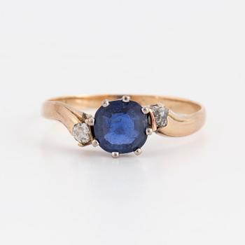 A synthetic sapphire and anntique cut diamond ring. Total carat weight of diamonds circa 0,10 ct.