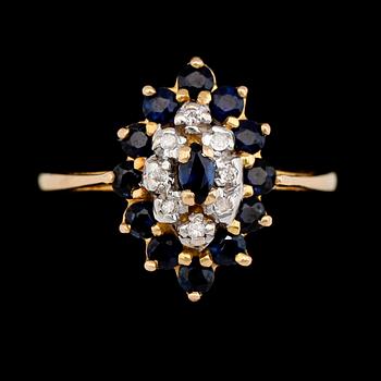 RING, 18K guld med diamanter och safirer. Total vikt ca 2,7 g.