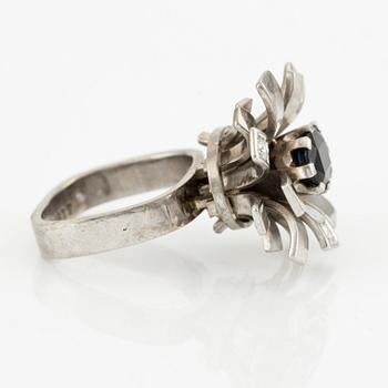 Claës E. Giertta, a ring 18K white gold with sapphire and brilliant-cut diamonds, Stockholm 1977.