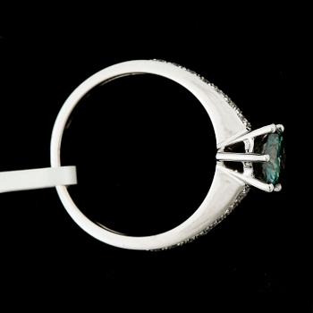 RING, 18k vitguld med grön briljantslipad diamant ca1,06ct samt briljantslipade diamanter tot ca0,30ct. Vikt ca4g.